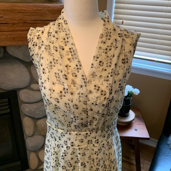 Sleeveless flower dress - Picture 5 of 12